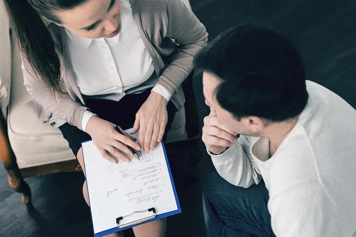 man asking therapist do I need dual diagnosis treatment