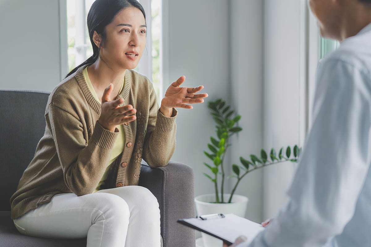 woman discusses alcohol rehab center with therapist